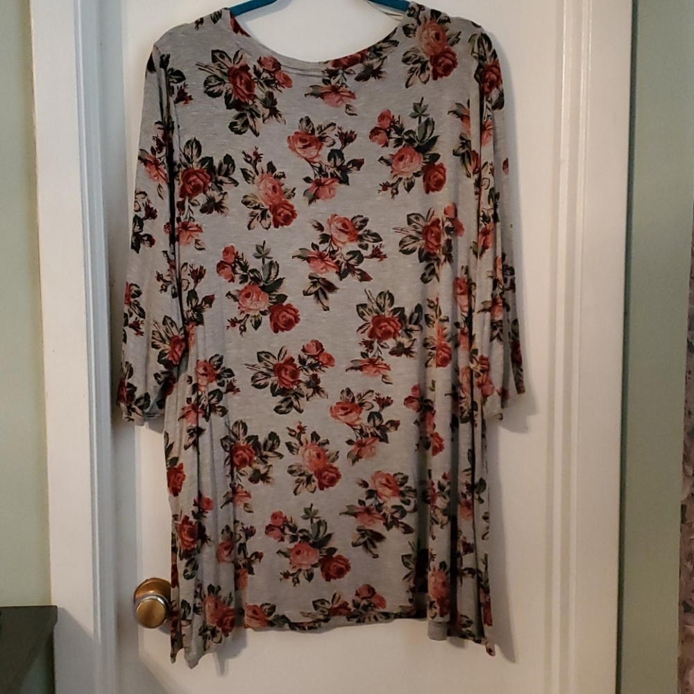 Plus size tunic - Picture 3 of 3
